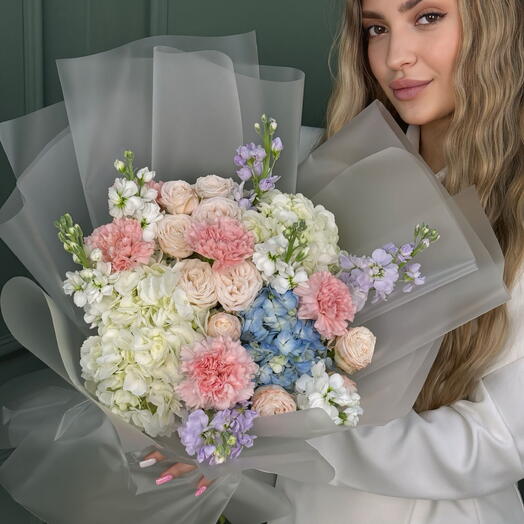 Авторский букет с гортензией,кустовой розой и маттиолой 313