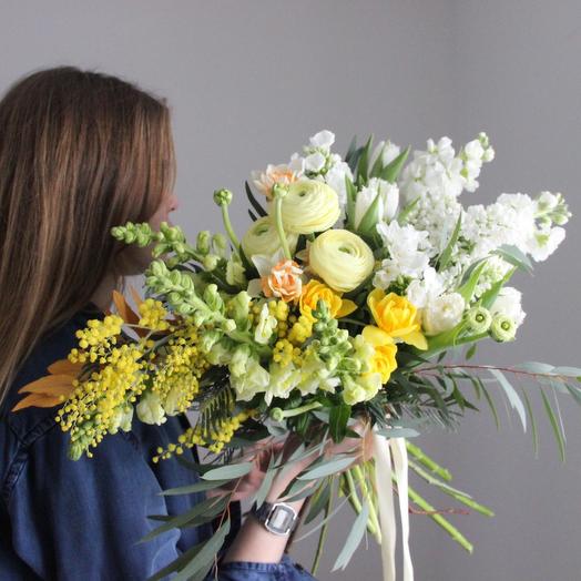 Букет с сиренью, ранункулюсами, мимозой и нарциссами