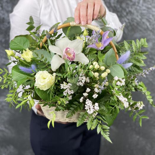 Flores en la canasta de bella