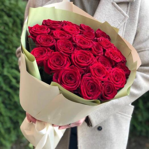 Monobucket of red roses