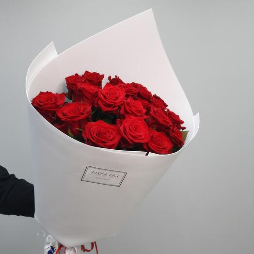 Букет из 19 шикарных красных роз