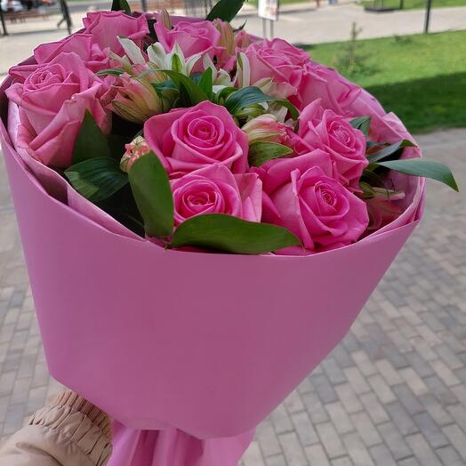 Букет из розовой розы и альстромерии