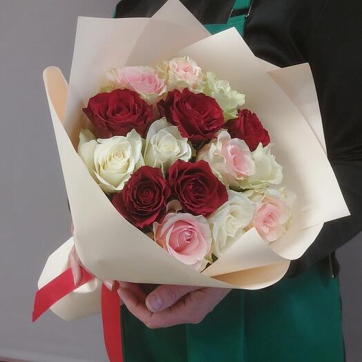A mix of 15 roses