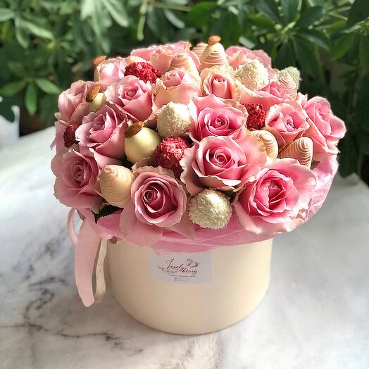 Arreglo elegante con fresas y rosas