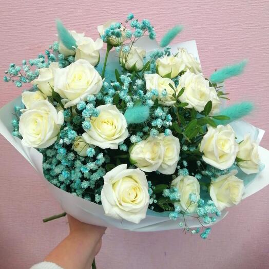 Ramo de rosas con gypsophila y lagurus