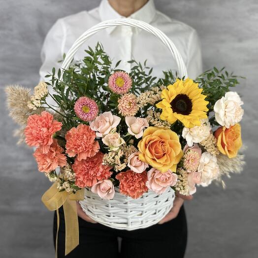 Цветы в корзине Осенняя рапсодия, Цветы и подарки в Москве, купить по цене  8590 RUB, Цветы в корзине в VioletFlowers с доставкой | Flowwow