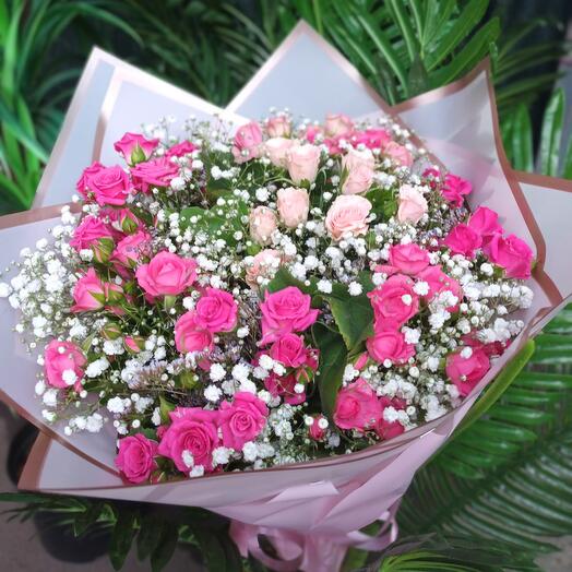 Rosas de arbusto tiernas con gypsophila