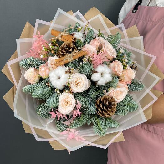 Новогодний букет. Ветки Нобилиса (ель), кустовые розы Бомбастик, кедровые Шишки и палочки Корицы
