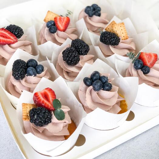 Cupcakes de 9 piezas con crema de chocolate y bayas surtidas