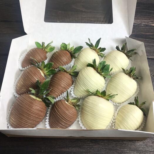 Strawberry set in chocolate "Yin-Yang"