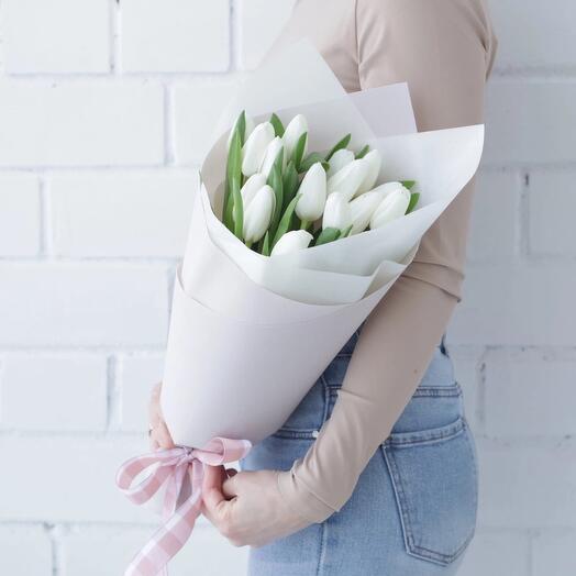 15 белых тюльпанов