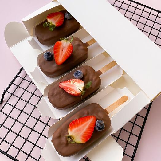 Set of cheesecakes "popsicle" with strawberries 4 pcs