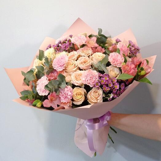 Bouquet with cream roses and dianthus