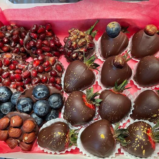 Клубника, голубика, гранат, фундук в шоколаде