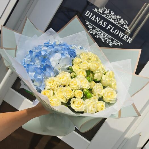 Elegante ramo con hortensias y rosas de arbusto