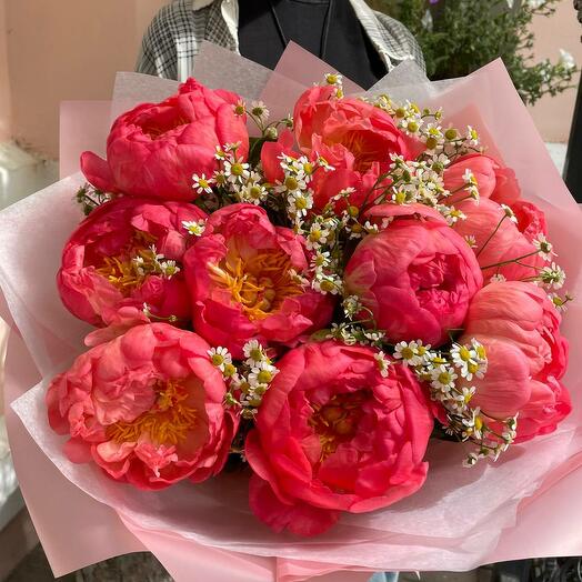 Bouquet with peonies and daisies