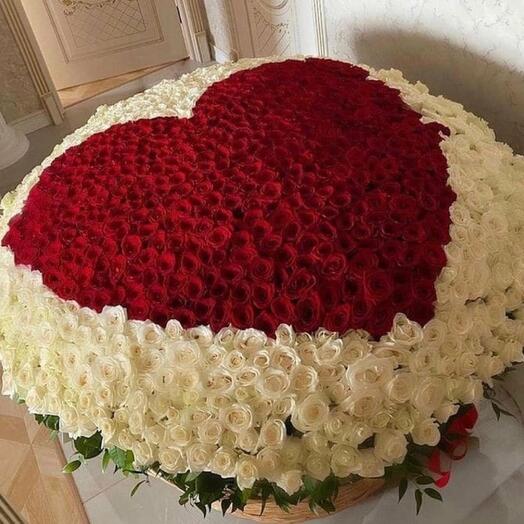 750 роз в корзине