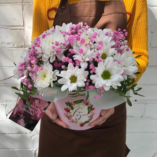 A very delicate composition of daisies and gypsophila😍