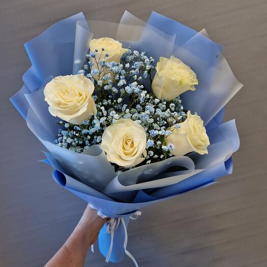 Ramo de 5 rosas con gypsophila