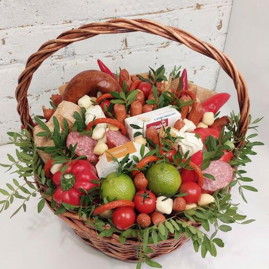 Праздничная корзина с колбасами, сырами и другими закусками