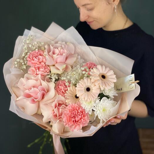 Delicate airy bouquet with French roses (018)
