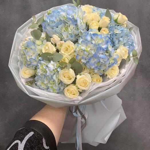 Гортензия с кустовой розой💙
