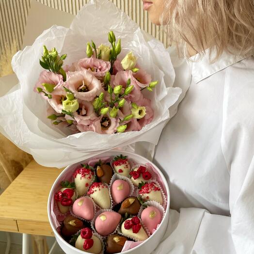 Клубника в шоколаде и букет из розовой эутомы Комбо набор 2