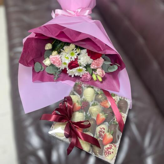 Подарочный набор 3 Цветы + клубника в шоколаде