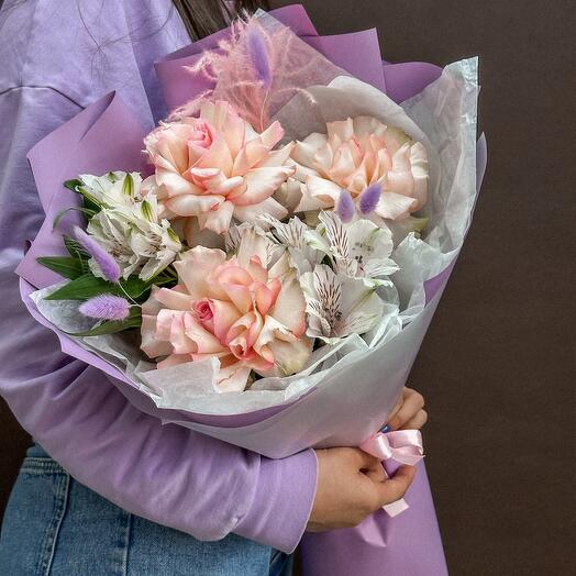 Французские розовые розы, альстромерия и нежные сухоцветы