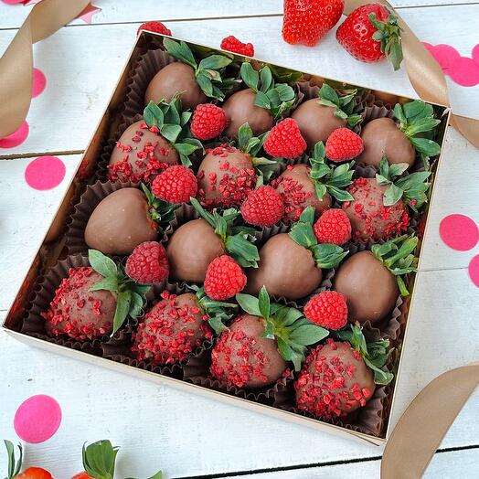 Chocolate-covered strawberries "Raspberry Paradise"