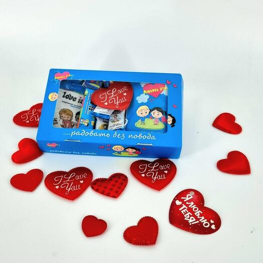 Подарок парню на день влюбленных со сладостями love is