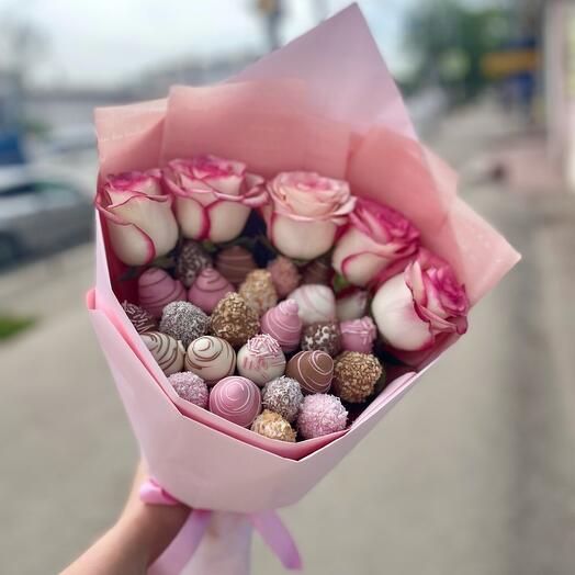 Клубнично-цветочный букет "Джулия"