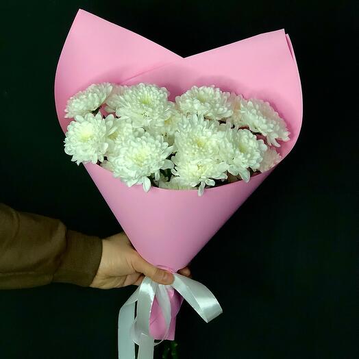 Ramo con crisantemos en decoración rosa