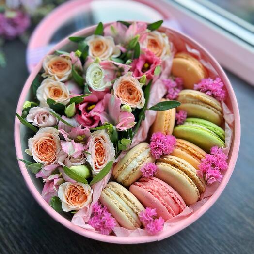 Flowers and macaroons in a 21 cm box
