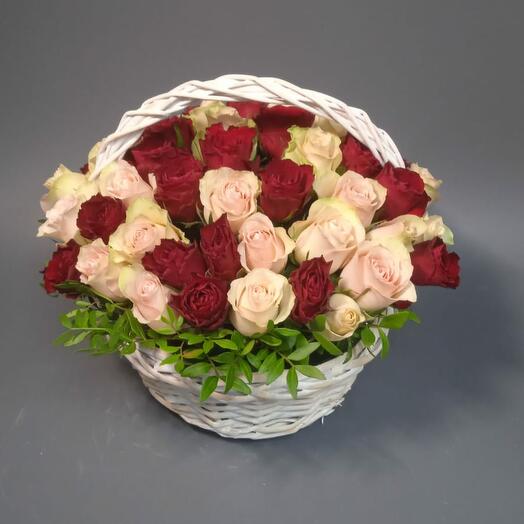 Корзина с красной и розовой розой 51шт