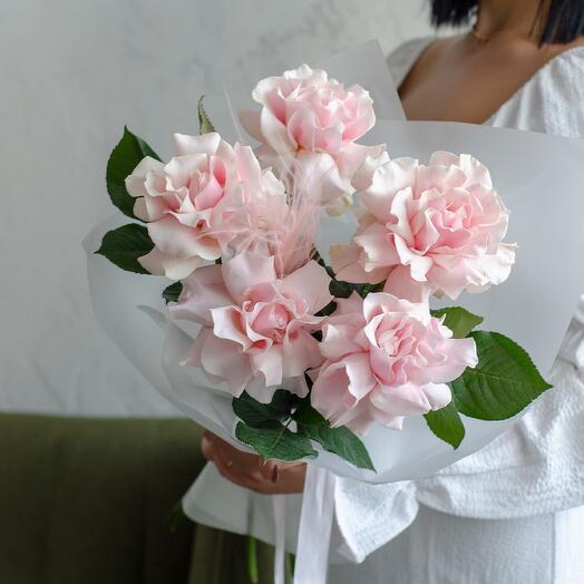 Ramo de rosas francesas y estifas