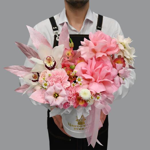 Изящная композиция из французских роз и орхидей