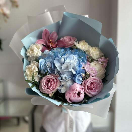 Букет с розовыми пионами и гортензией 💙