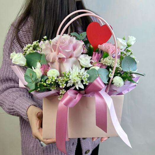 Нежная композиция с французской розой и милым сердечком