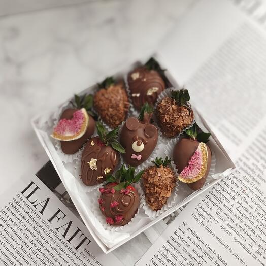 Клубника в бельгийском шоколаде с мишкой