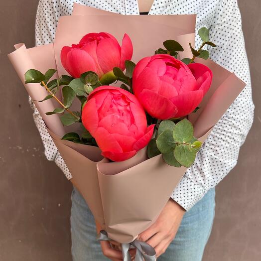Большие коралловые пионы с эвкалиптом