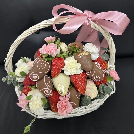 Клубничное настроение композиция в корзине