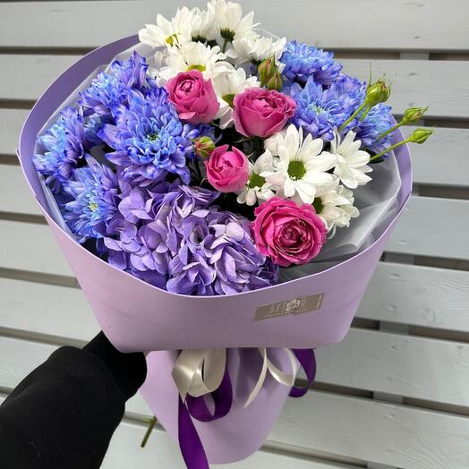 Bouquet of hydrangeas, roses and chrysanthemums