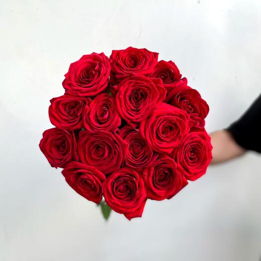 Un extraordinario ramo de 15 rosas rojas de 70 cm