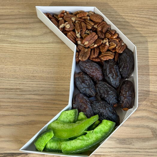 Mix of dates, pecan, pomelo in gift box
