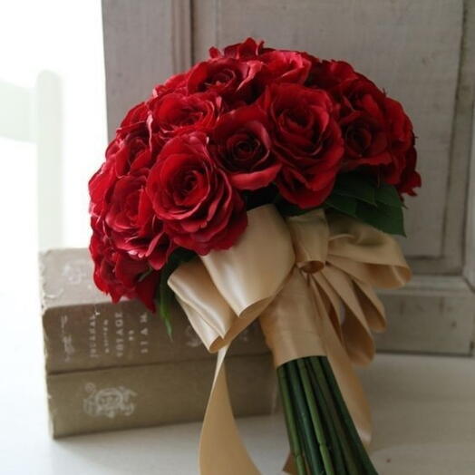 Red bridesmaid bouquet