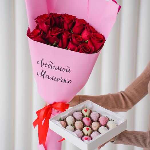 Un ramo de rosas rojas y un conjunto de fresas cubiertas de chocolate