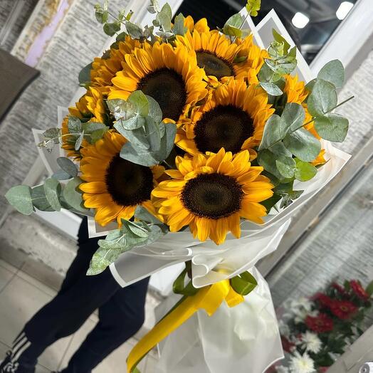 Яркий букет с подсолнухами и эвкалиптом
