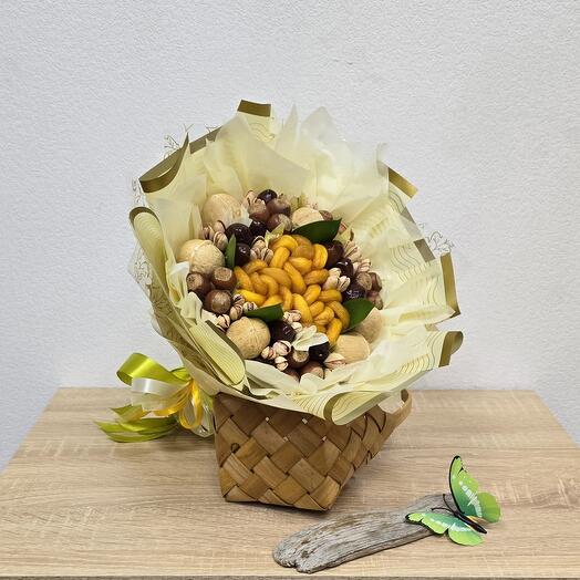 Курага и орехи