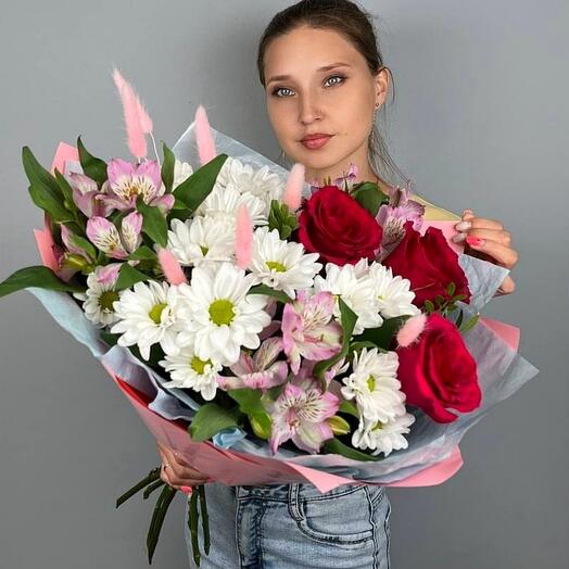 Яркие розы с ромашками